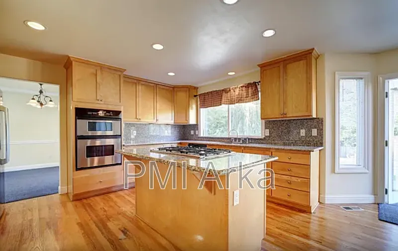 4 bed, 3.5 bath, 3000 sqft, $6,495 — Photo 3