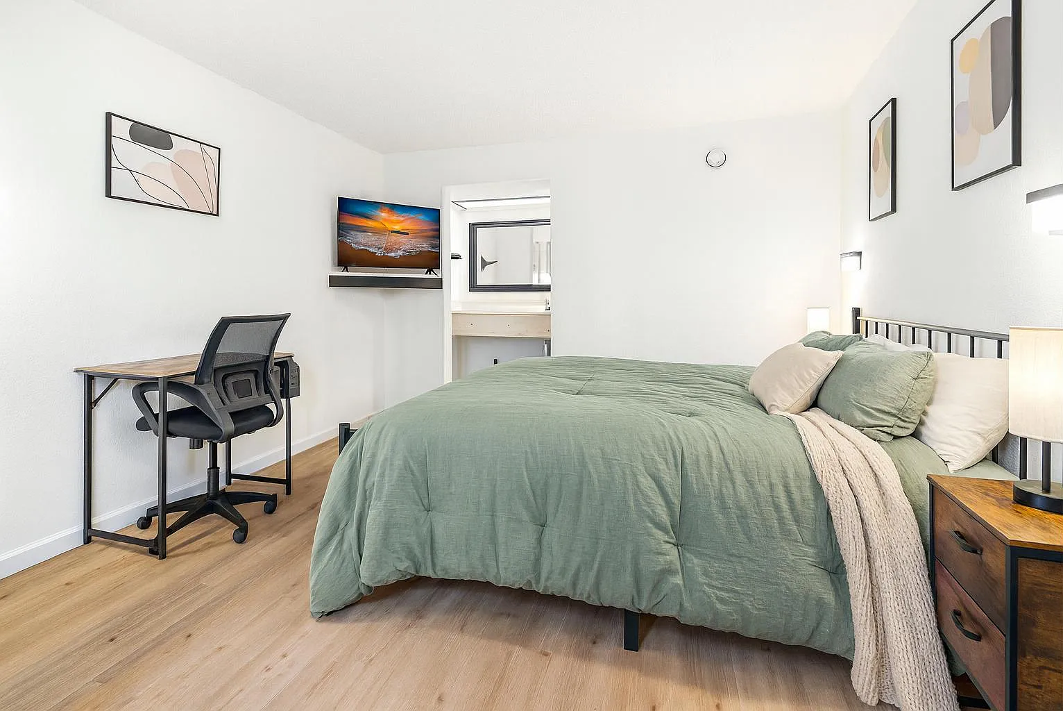 4 bed, 10.0 bath, 7991 sqft, $845 — Photo 1