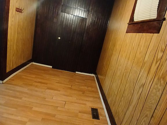 4th image of 1115 W Maryland St