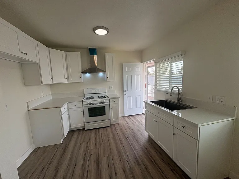 1142 Hoffman Ave — Photo 4