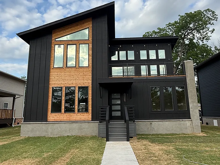 711 N Duck St — Photo 1