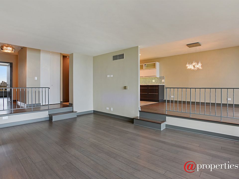 Foyer/Living Room