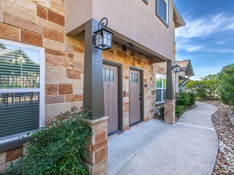 Sierra Condos — Photo 9