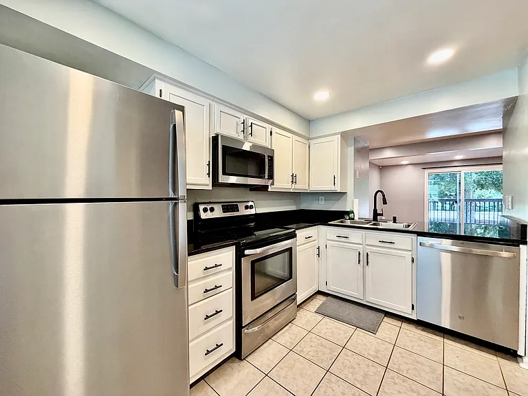 9604 Vinca Cir #E — Photo 24