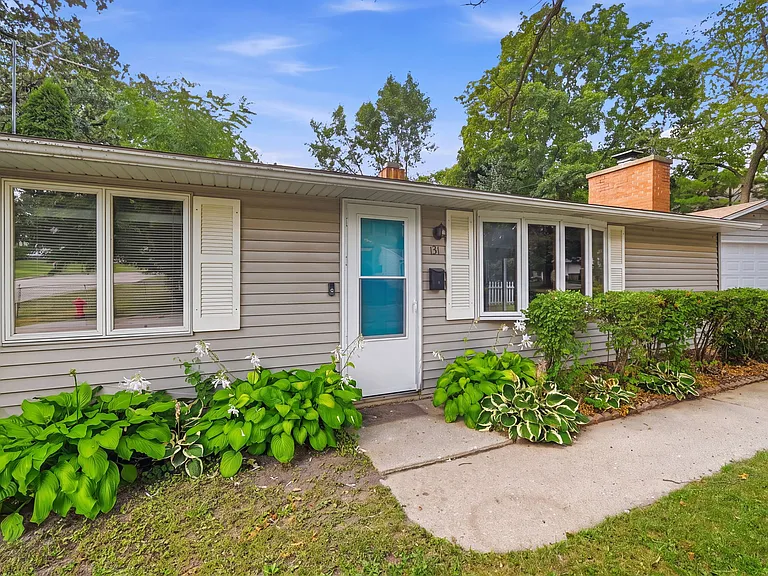 131 Oak Dr — Photo 1