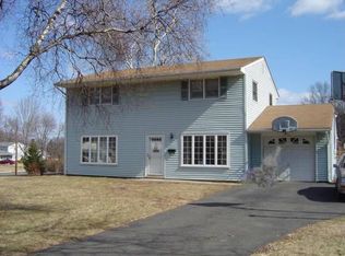 4 Darrow Ct, Kendall Park, NJ 08824