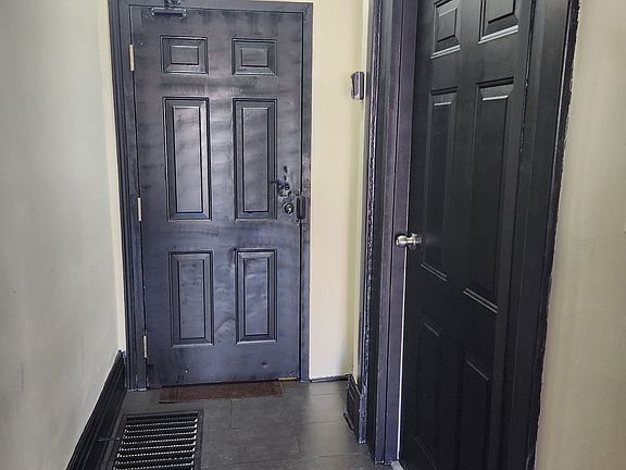 3rd image of 256 Woodbine Ave