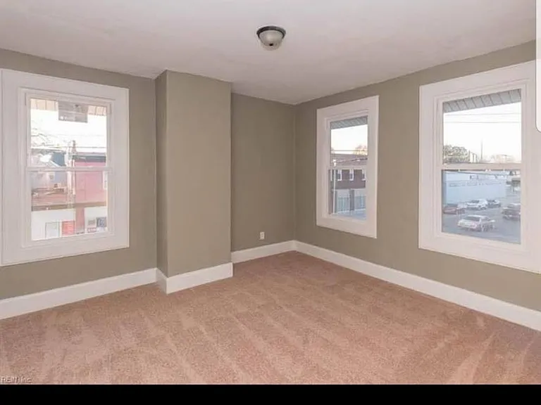745 W 34th St — Photo 16