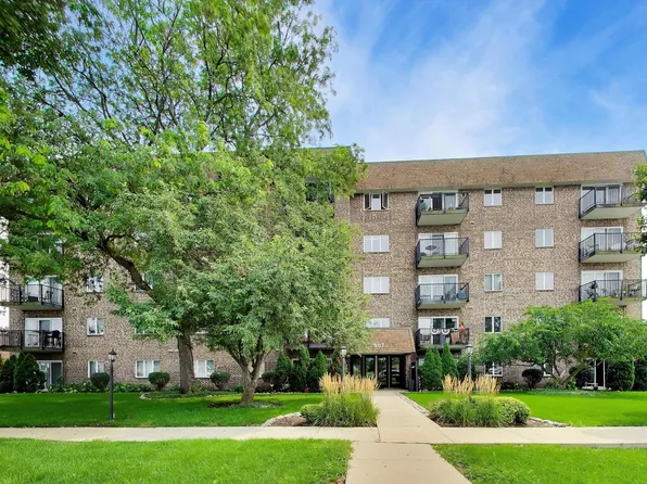 907 Curtiss St APT 404, Downers Grove, IL 60515