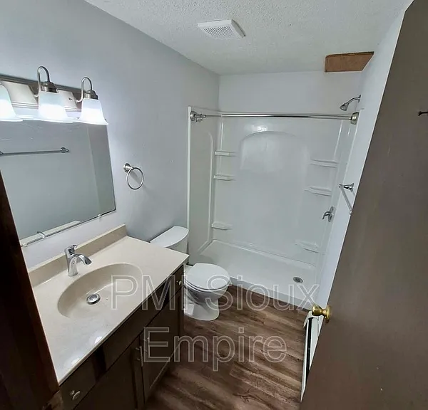 404 E 4th St #2 — Photo 5