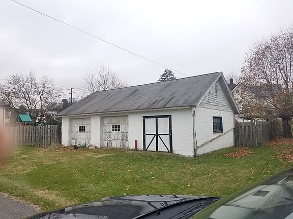 2car garage @ back w/storage