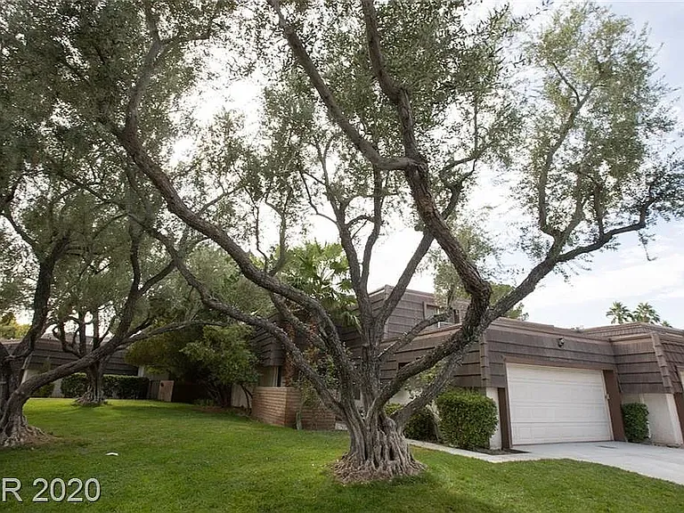 1125 Vegas Valley Dr — Photo 2