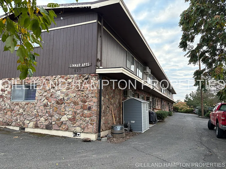 825 SE 2nd St #8 — Photo 9