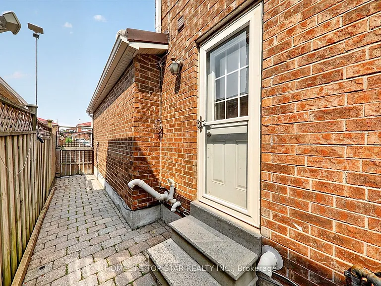 7 SW Littleborough Ct E — Photo 3