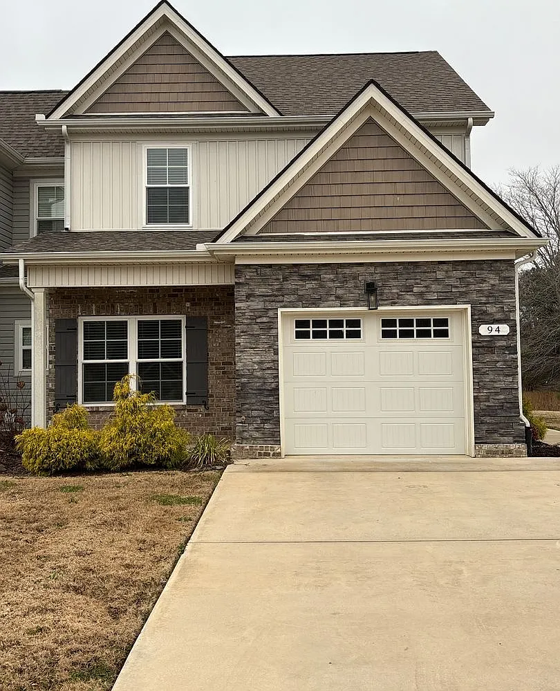 Move In Special!.Beautiful Townhome In The Center Of Manchester! — Photo 1