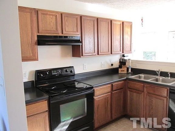 3rd image of 105 Knightwood Dr