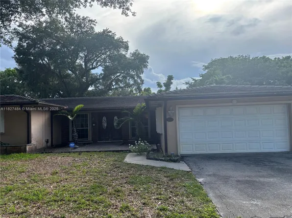 14520 Sabal Dr, Miami Lakes, FL 33014