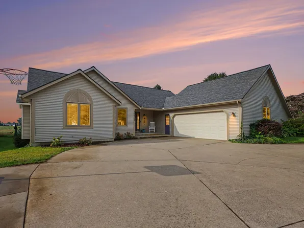 10068 Holiday Dr, Zeeland, MI 49464