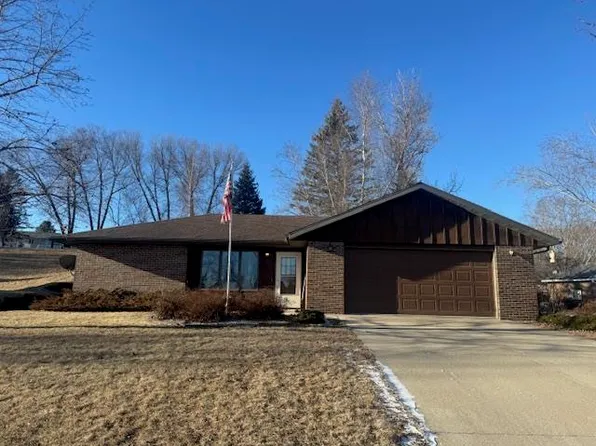 701 Clearview Dr, Decorah, IA 52101