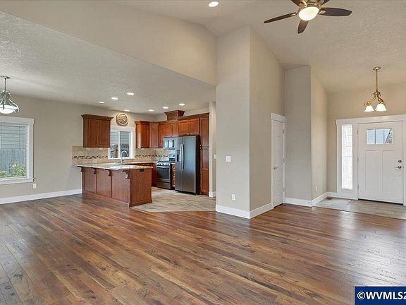 5th image of 502 SW Augustus Dr