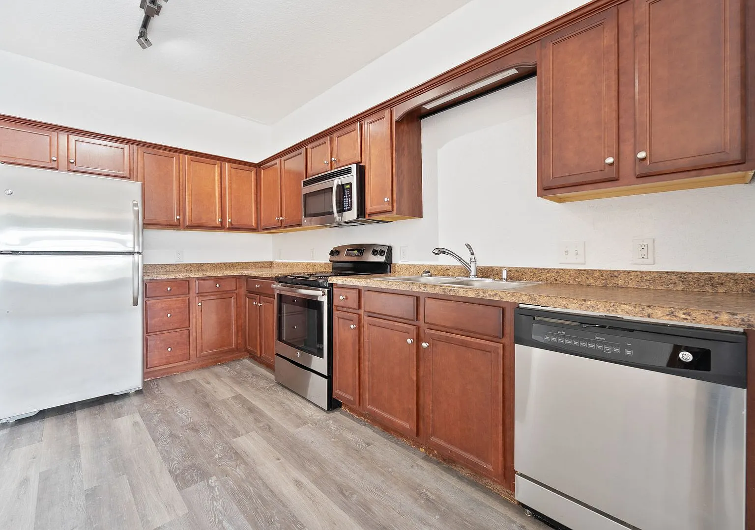 2215 College St — Photo 2