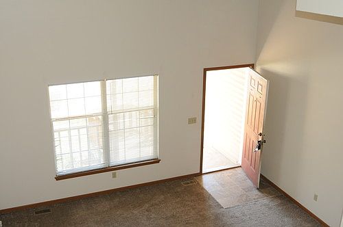 4th image of 802 NE Barnes Dr