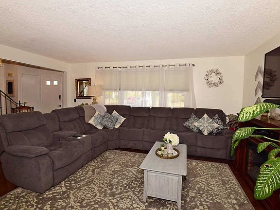 4th image of 27 Robin Ln