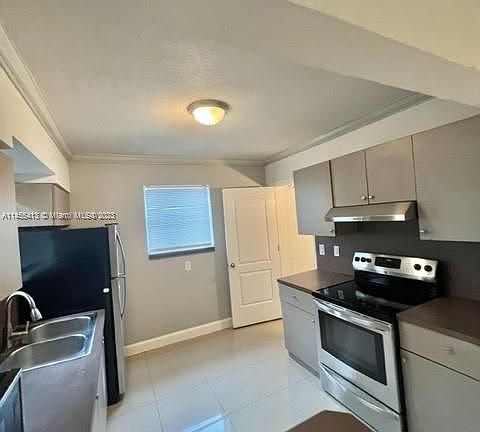 5th image of 580 NE 171st St