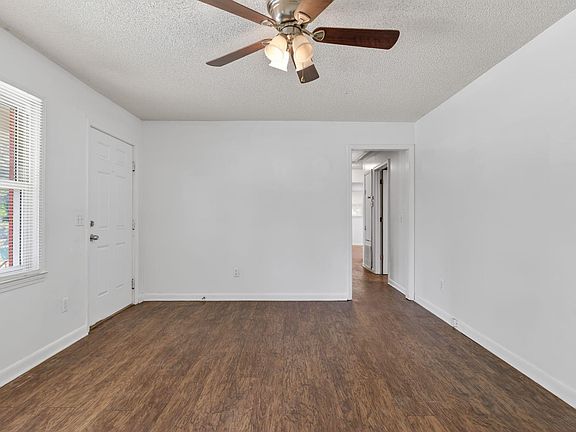 3rd image of 904 Woodale Cir