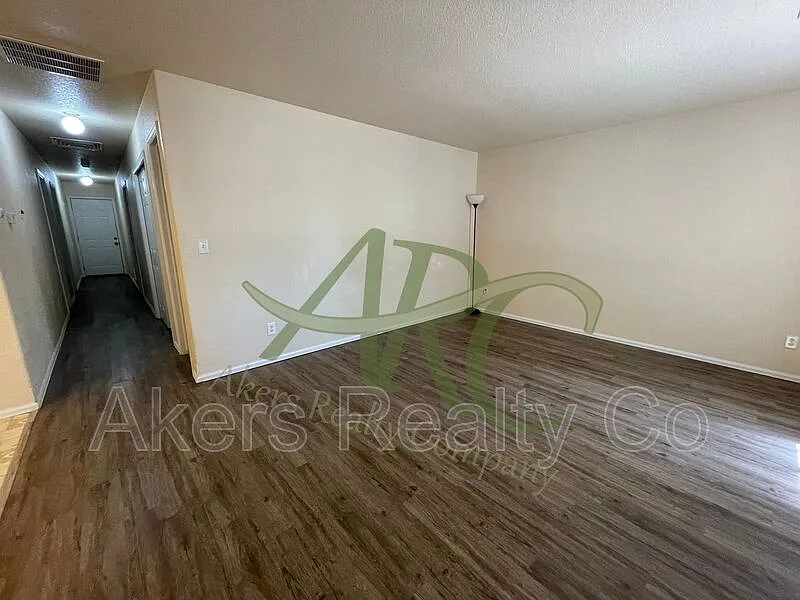 3 bed, 2.0 bath, 1222 sqft, $1,895 — Photo 3