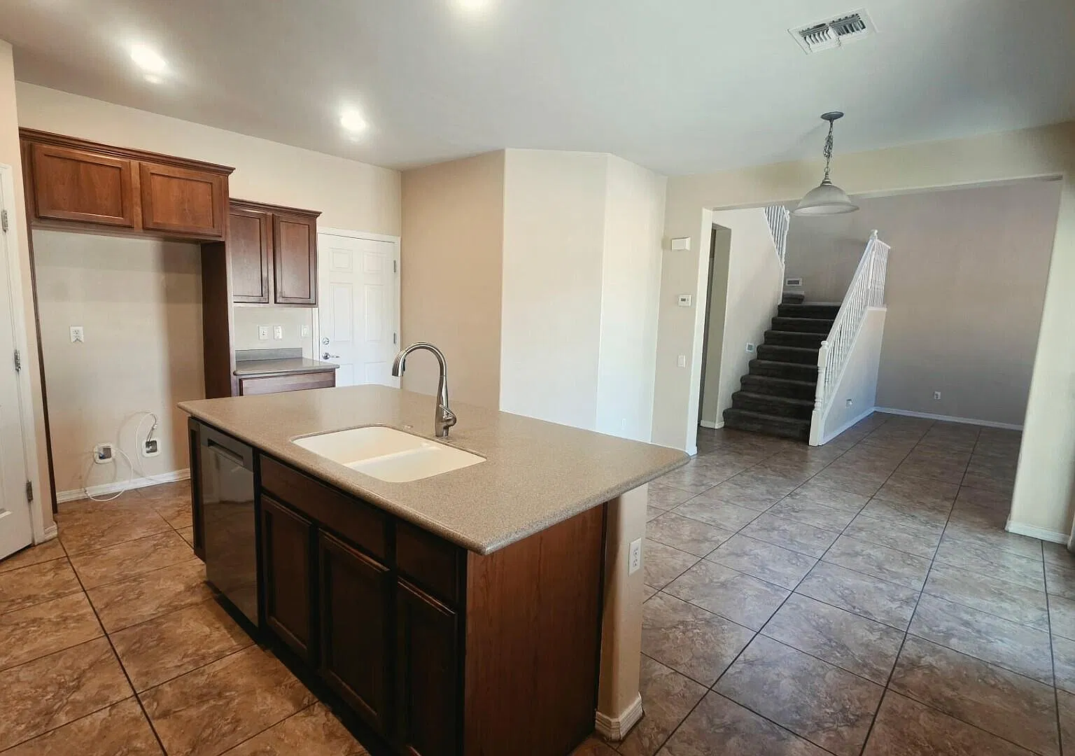 3 bed, 2.5 bath, 2234 sqft, $2,400 — Photo 2