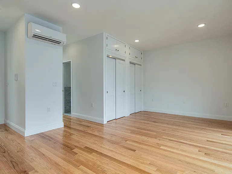 521 Court St — Photo 11