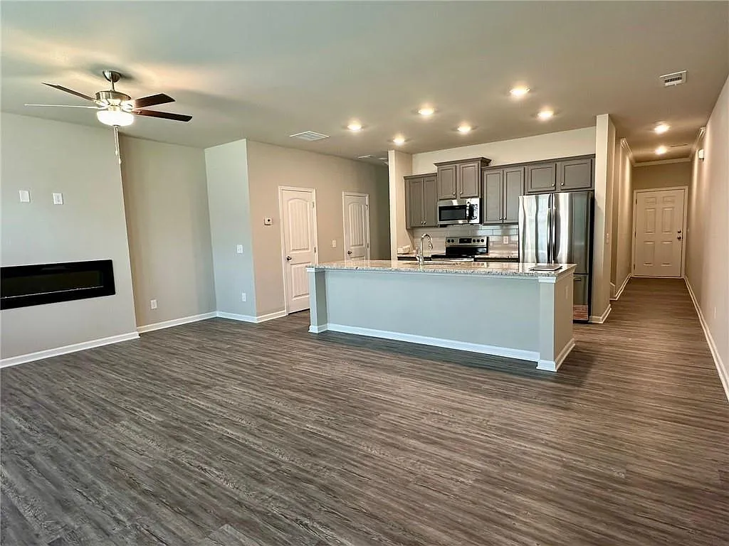 3 bed, 2.5 bath, 1800 sqft, $2,250 — Photo 3