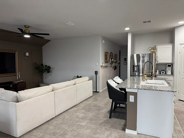 721 Whitecomb Ln — Photo 6