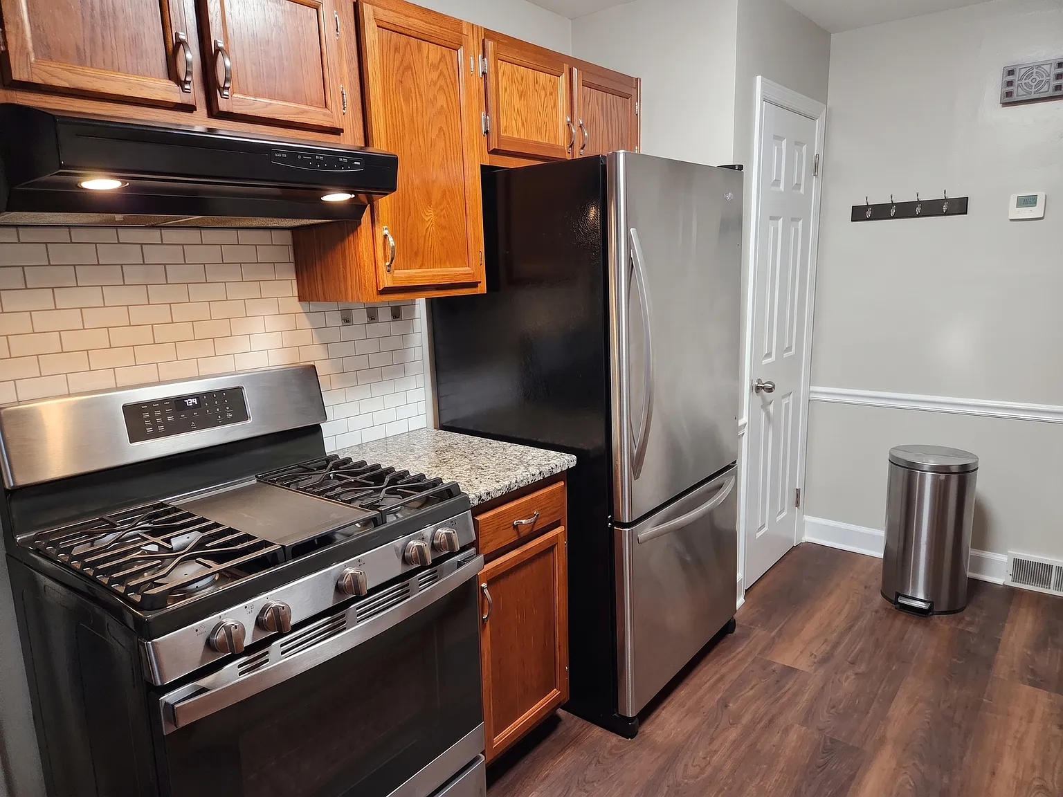 3 bed, 1.5 bath, 2500 sqft, $2,100 — Photo 4