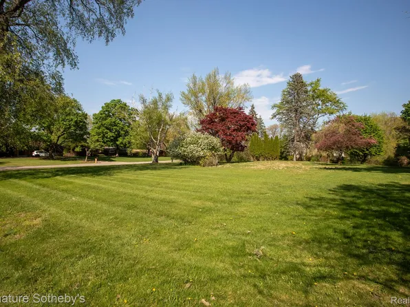1027 Joanne Ct, Bloomfield Hills, MI 48302