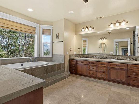 5th image of 940 Palomino Dr