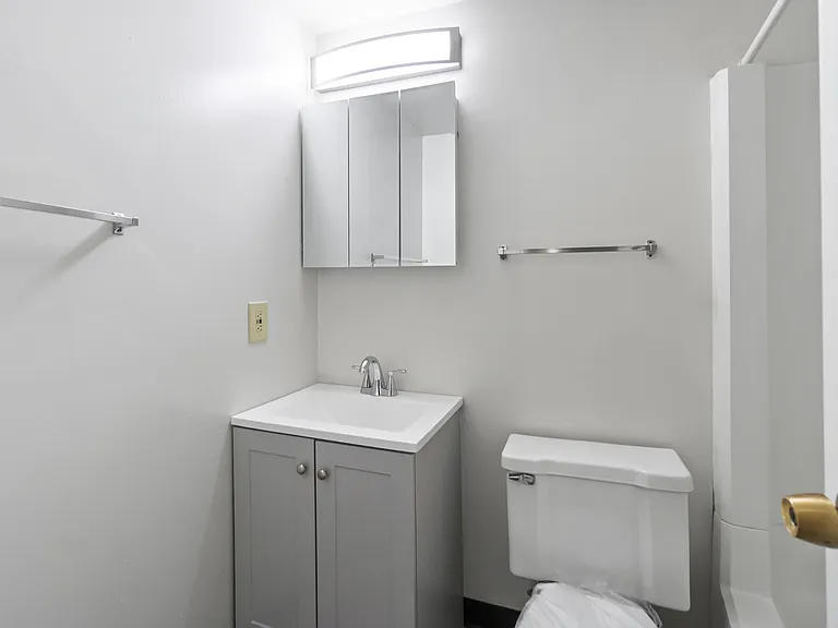 Greenwich Manor Apartments — Photo 13