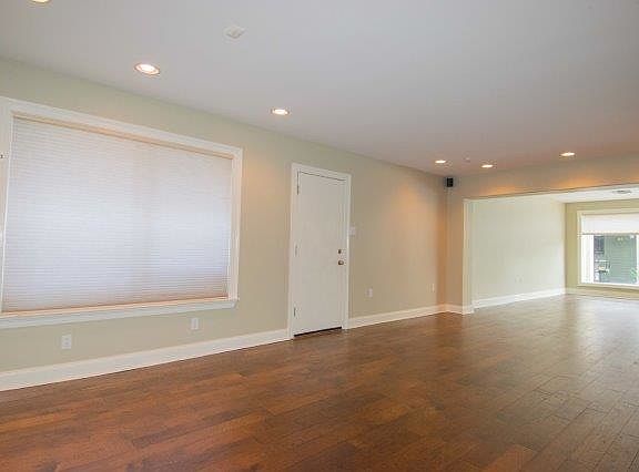 4th image of 5547 Bellaire Dr