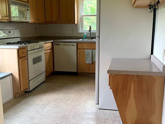 Fully equipped kitchen with eating area.