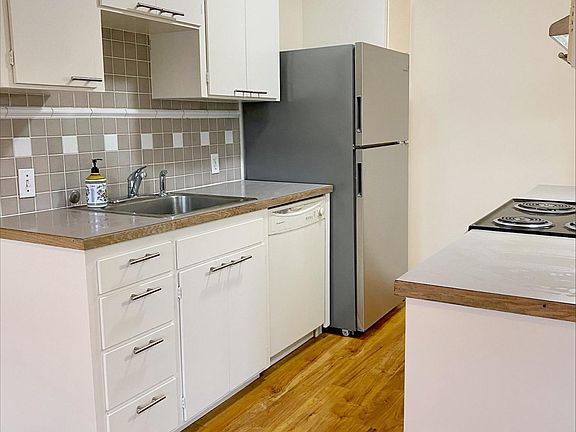 4th image of 932 100th Ave NE