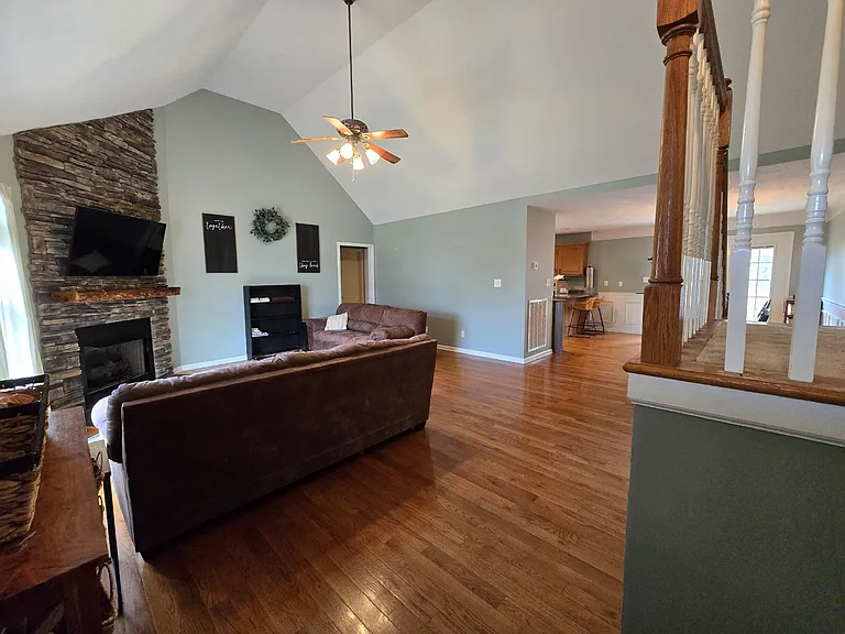 594 Mountain View Dr — Photo 2