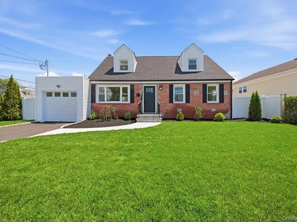 91 Doges Prom, Lindenhurst, NY 11757