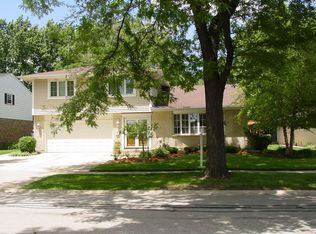 1902 E Avon Ln, Arlington Heights, IL 60004