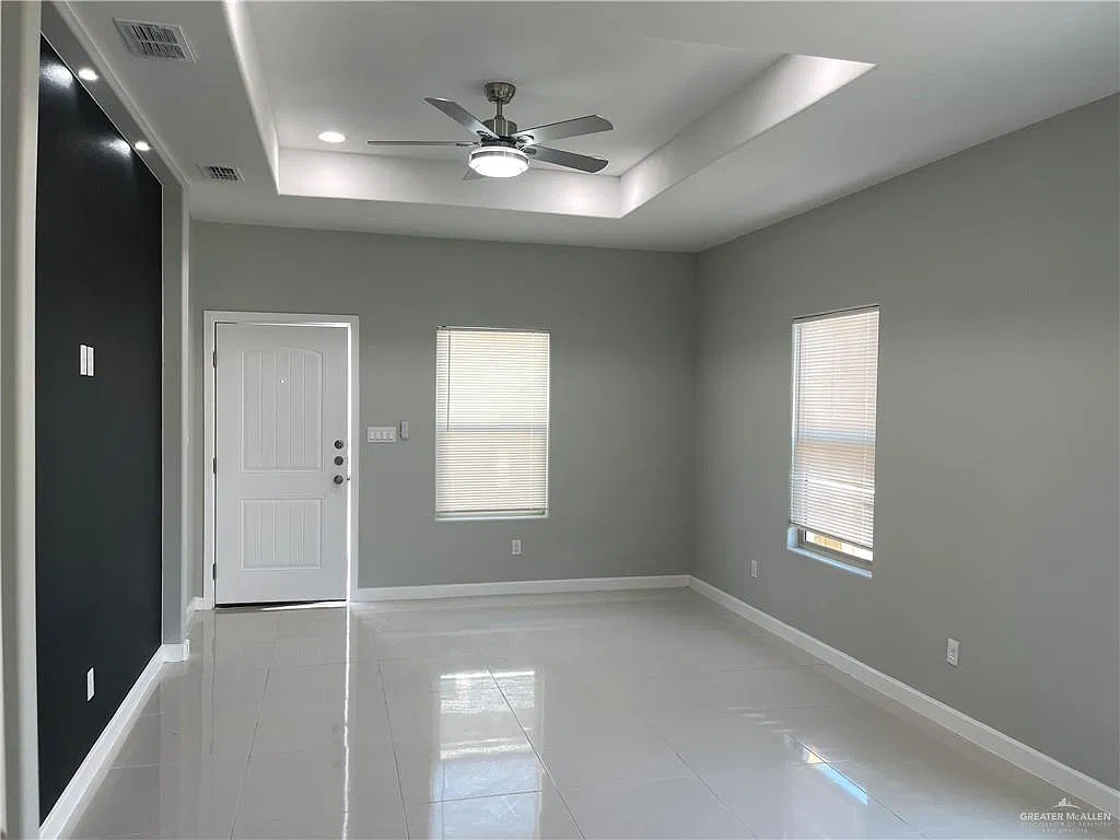 3 bed, 2.0 bath, 1075 sqft, $1,150 — Photo 2