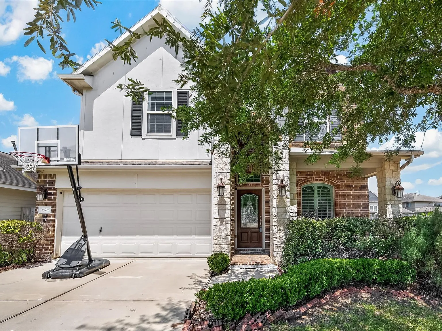 4 bed, 2.5 bath, 2346 sqft, $3,000 — Photo 2