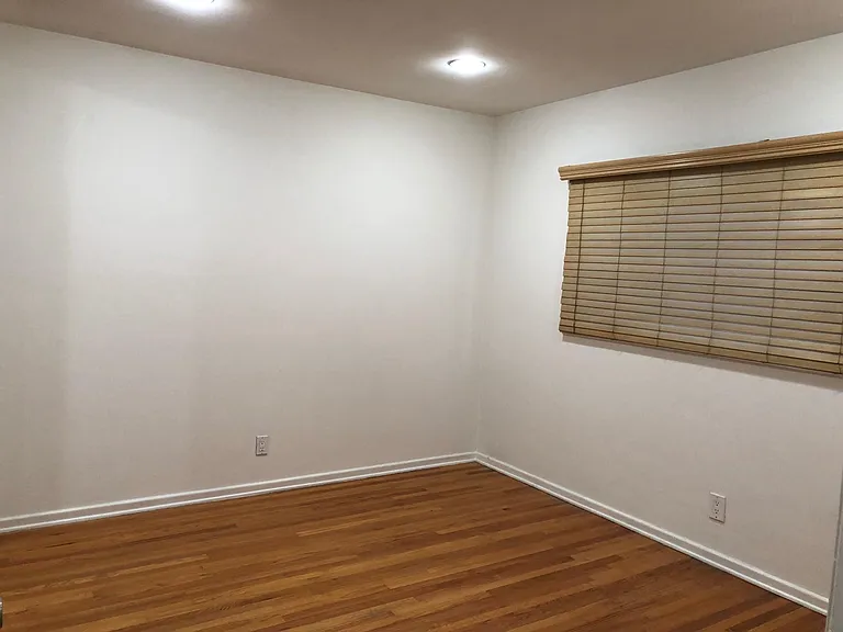 8333 1/4 Blackburn Ave — Photo 12