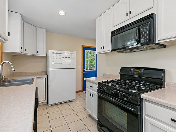 5th image of 729 Brink St