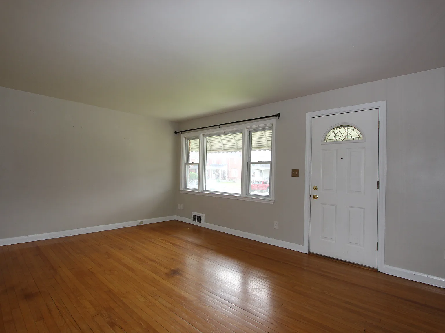 3 bed, 1.5 bath, 1716 sqft, $2,350 — Photo 4