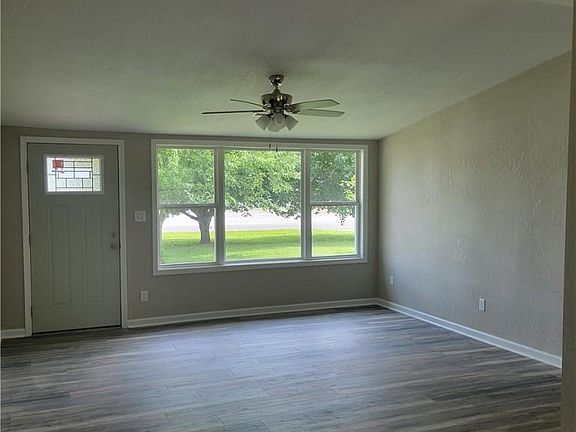 3rd image of 930 S Elm St